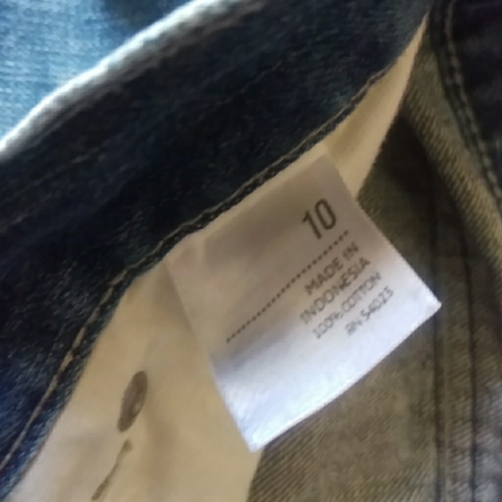 Old navy Jean shorts size 10 with pockets and slit - Picture 7 of 7
